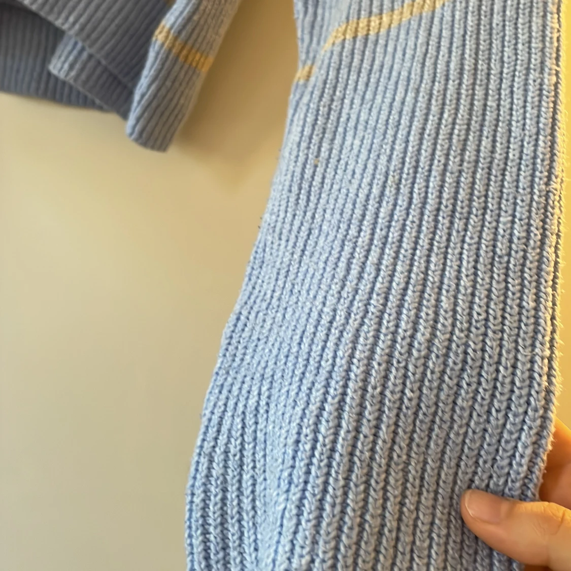 Randig stickad tröja i blått och brunt - 1