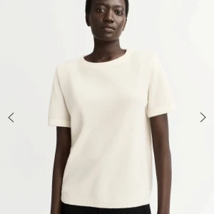 Vit kortärmad tröja från Soft Goat - Säljer denna superfina stickade t-shirten från Soft Goat i storlek S. Den är helt ny med prislapparna kvar. 