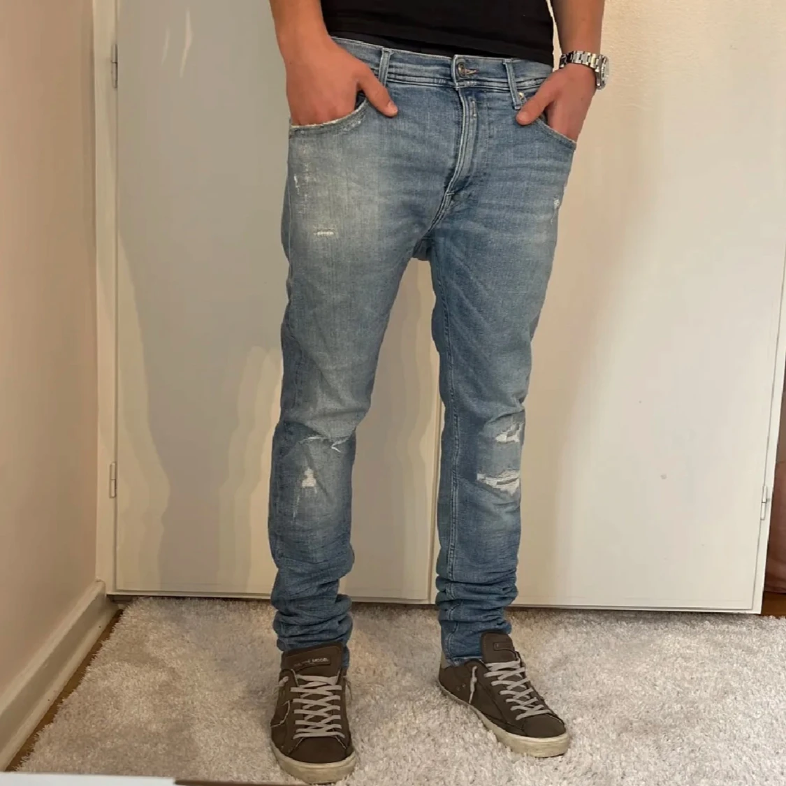 Ljusblå jeans med slitningar