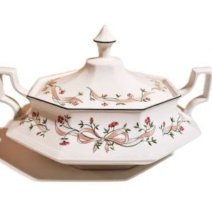 Terrin med lock porslin Eternal Beau nr 6 JohTerrin med lock porslin Eternal Beau nr 6 Johnson Bros England 1:a sorteringnson Bros England 1:a sortering - Lockterrin ur serien "Eternal Beau", med nr 6 i botten, tillverkad av Johnsson Brothers. Mått: längd ca 26,5 cm & höjd ca 16,5 cm. 1:a sortering!  Stilren vit glasyr med vackra blomsterdetaljer. Mycket ovanlig del i denna serie, som sällan eller aldrig är ute till försäljning. Serien började tillverkas 1981 fram till 2016 då produktionen upphörde.  Går att diska i diskmaskin.  Skick: nära nyskick, minimala bruksspår.