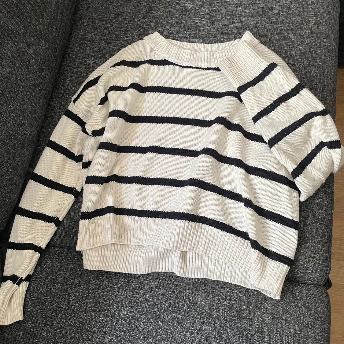 Vit och svart randig stickad tröja