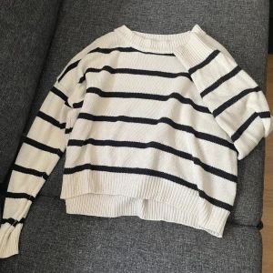 Vit och svart randig stickad tröja - Säljer en mysig vit och svart randig stickad tröja med långa ärmar. 