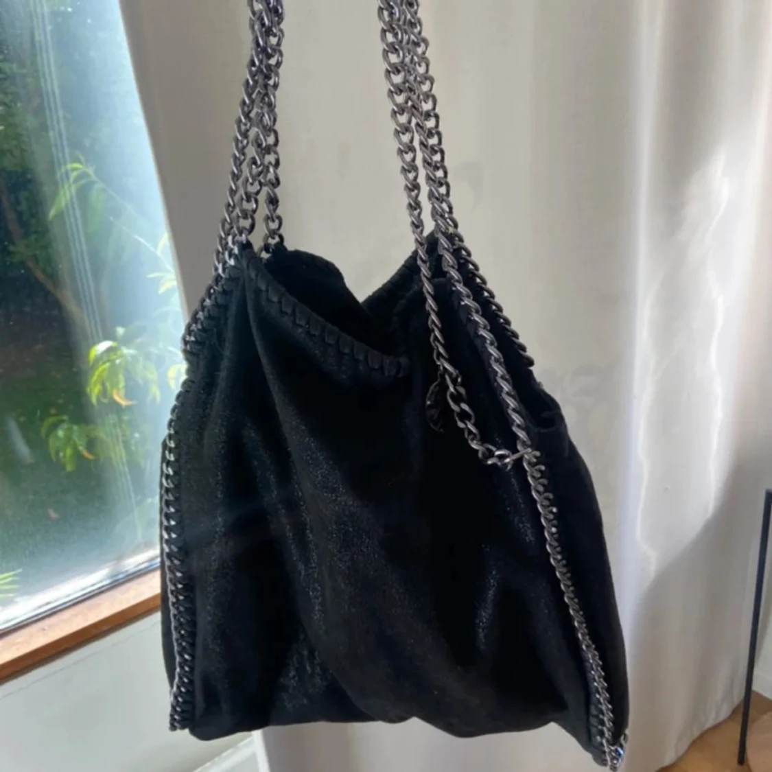 Svart axelväska med kedjedetaljer