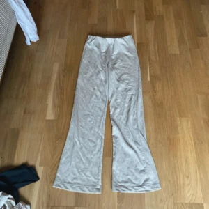 Beiga vida mjukisbyxor i S - Supermjuka och sköna beiga mjukisbyxor med breda ben och relaxed fit. Perfekta för chill dagar hemma eller när du vill ha en avslappnad look. Byxorna har resår i midjan och är gjorda i ett mjukt material som känns riktigt nice mot huden.