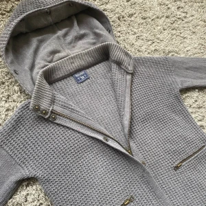 Woolrich vintage stickad cardigan  - Säljer denna riktigt feta stickad Woolrich vinatge cardiganen!⭐️Storlek = L / M!🤝Skick : 9/10!🙌Hör gärna av er om ni har funderingar👍
