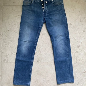 Jacob Cohën blå jeans style 622 - Hej, nu säljer jag detta riktigt snygga Jacob cohen jeansen. Det är W32 på jeansen. Det är i super bra skick inga defekter alls och inga tydliga tecken på användning. Jeansen sitter slimfit men inte för tighta så riktigt sköna och stilrena. Tveka inte på att höra av er om ni har några frågor eller funderingar, mvh Stylespotresell.
