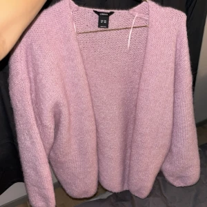 Stickad kofta Lindex  - Helt ny rosa stickad kofta från Lindex endast testad!🩷