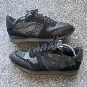 Valentino Rockrunner - Valentino | Rockrunner | Svart | Strlk 41                  Hyfsat fint skick, mycket kvar att ge, endast skor medkommer ✅