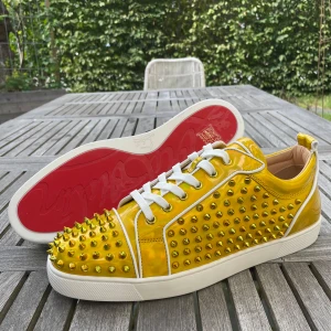 Louboutin skor  - Hej! Säljer nu dessa sjukt snygga Loubs skor. Skorna är helt nya, sjukt rare och säljs knappt i andra hand! Hör gärna av dig vid frågor!