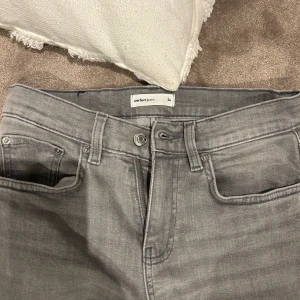 Grå bootcut jeans från Perfect Jeans - Snygga grå jeans från Perfect Jeans i klassisk bootcut-modell. Jeansen har fem fickor, bälteshällor och dragkedja med knapp. Materialet är mjukt och stretchigt jeans, perfekt för en chill och stilren look.