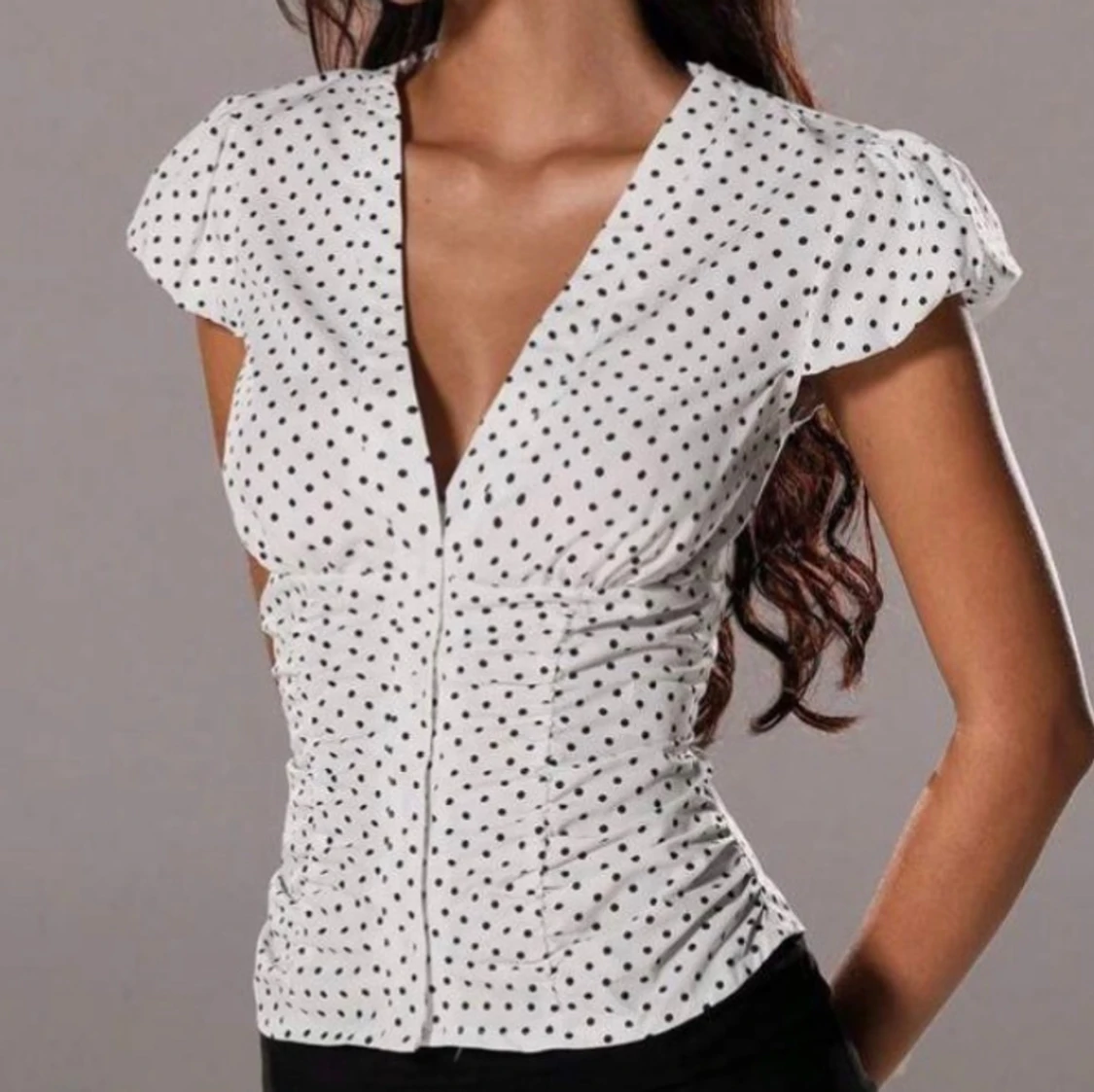Vit prickig blus med v-ringning