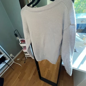  stickad tröja - Mysig ljusblå stickad tröja med bred, ribbad halsringning och långa ärmar. Perfekt för lager-på-lager och chill dagar. Enkel och stilren design som passar till det mesta. Ganska nopprig. 