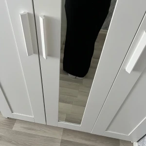 Svart långkjol - Svart långkjol från SHEIN i storlek M. Materialet känns lätt och bekvämt. En bit spets har lossnat men man kan självklart lätt sy på det. Vid frågor hör av dig!