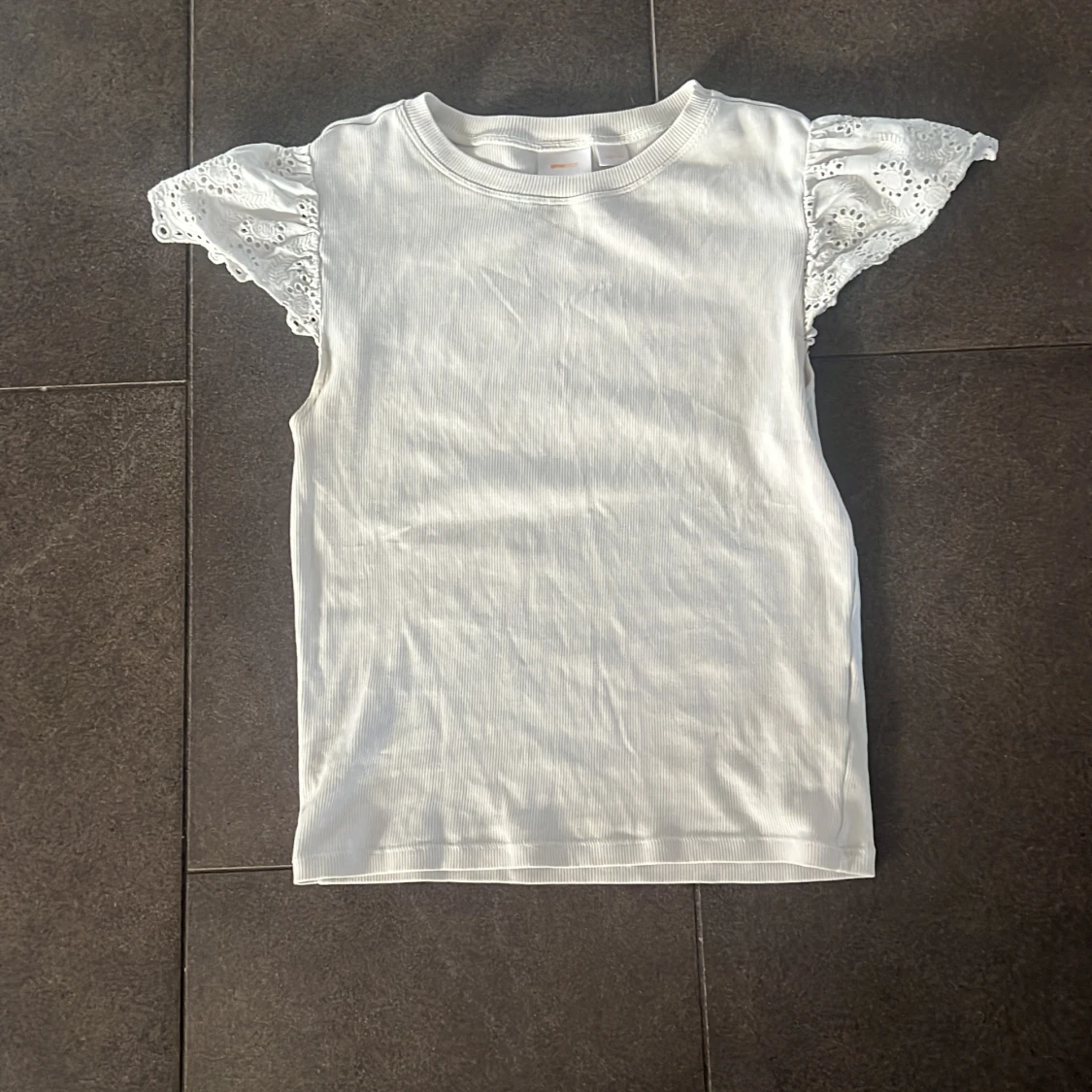 Vit blus med spetsärmar Gina Tricot