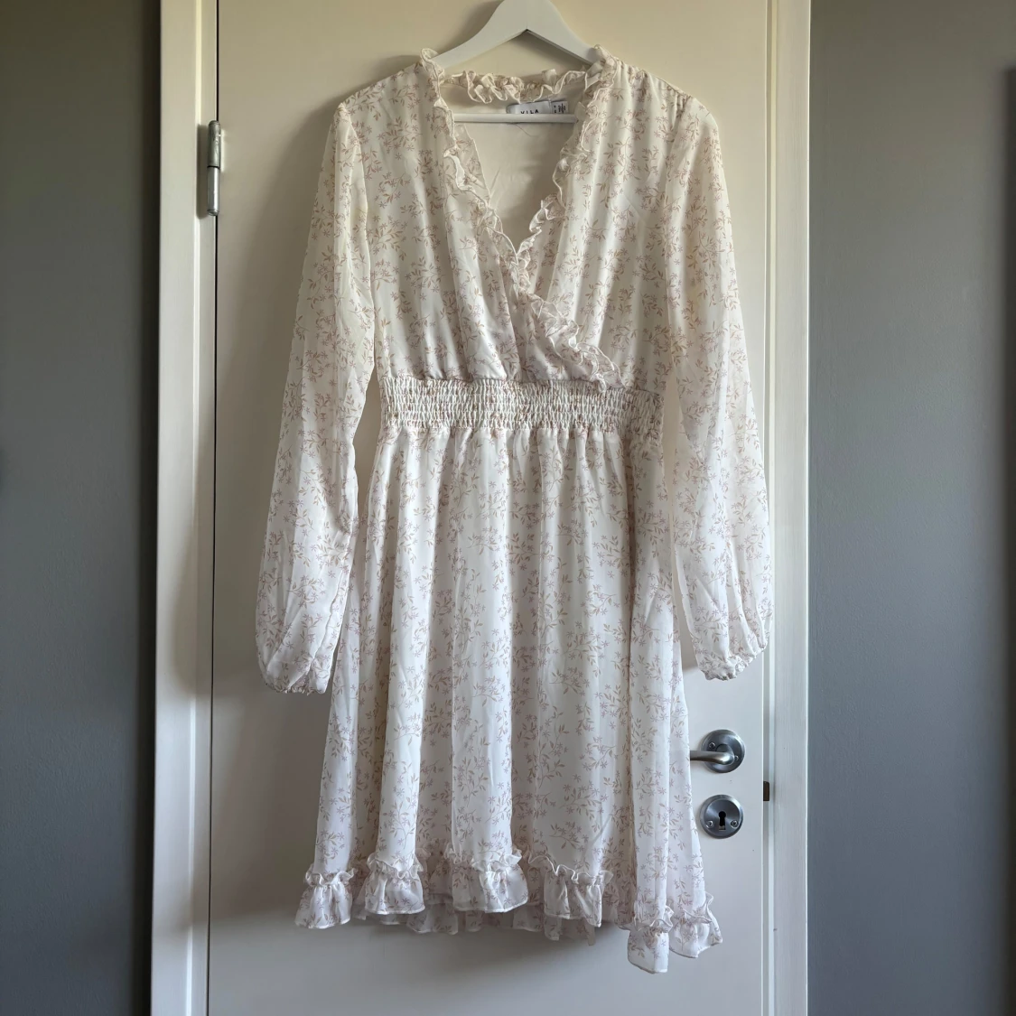 Vit blommig omlottklänning från Vila