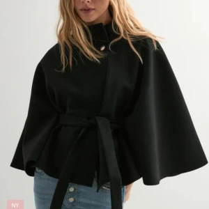 Ny poncho kappa - Helt ny poncho kappa från Nelly, aldrig använd! Beställde Den för nån vecka sen men insåg när jag hade tagit av lappen att den inte var för mig och vill därför sälja den vidare! Helt slutsåld på sidan, KAN MÖTAS UP I STOCKHOLM 
