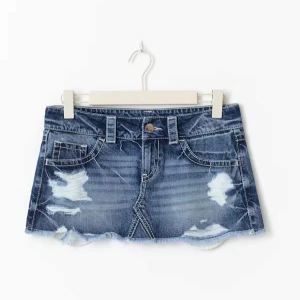 Blå jeanskjol med slitningar - Supersnygg kort jeanskjol i blå denim med slitna detaljer och fransig nederkant. Klassisk femficksmodell med bälteshällor och knappstängning framtill. Perfekt för dig som gillar en edgy och avslappnad stil. Skriv till mig om ni vill ha fler bilder!💗💗