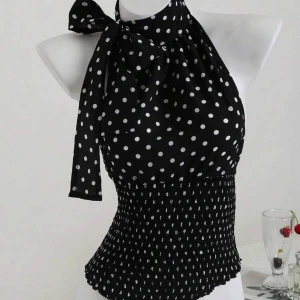 Prickig topp - Supersöt prickig topp som tyvärr inte passar mig. Aldrig andvänd🩷 stl M men sitter som en Xs/S