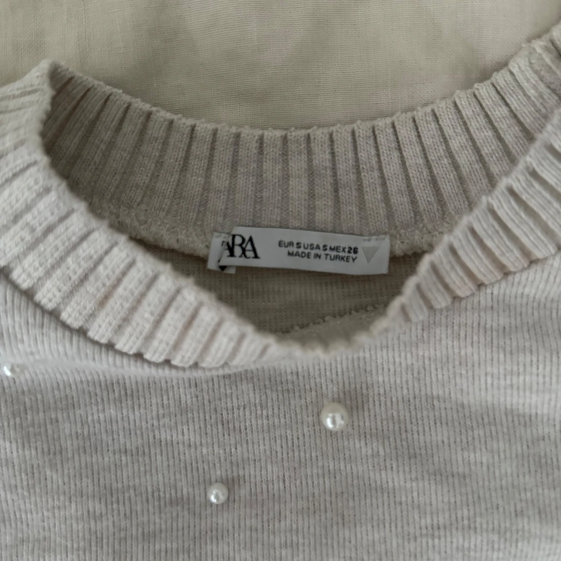 Ljus stickad topp med pärlor från Zara - 1