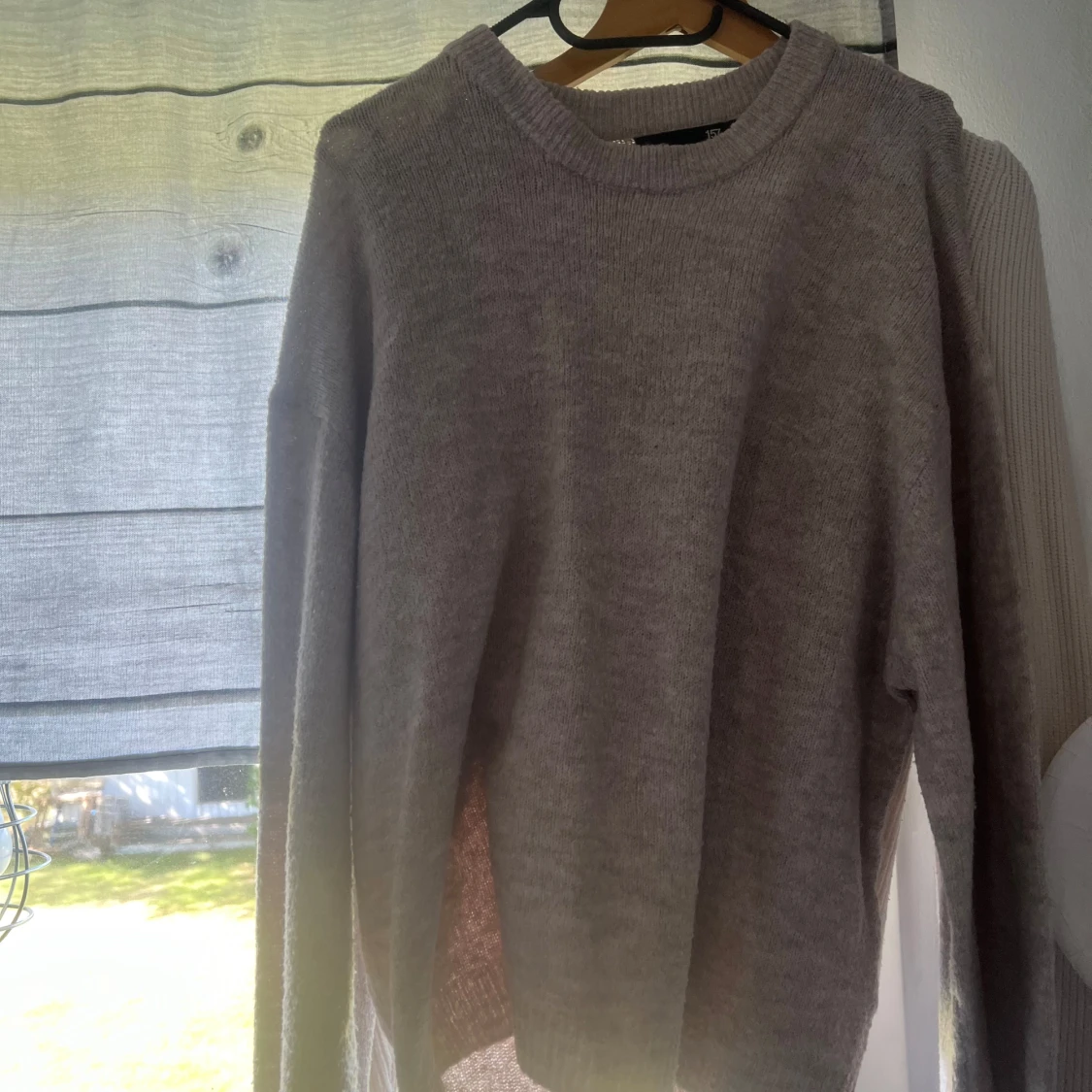 Tre stickade tröjor i neutrala färger - 1