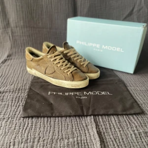 Phillipe model skor  - SEK-1299 | Storlek 41 | Fint skick | Färg: Olivgrön | Hör av dig vid frågor// SF