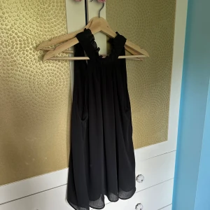 fest topp - Snygg fest topp! tunt fint tyg samt högre krage. aldrig använd så super fint skick🫶🏼