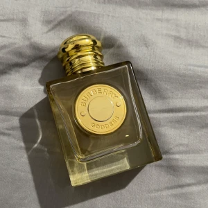Burberry - Goddess - Ca 40ml av 50! Luktar underbart men har köpt en 100ml istället 😅