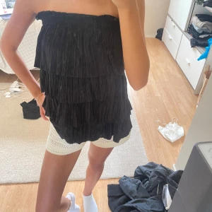 Plisserad volangtopp från NA-KD 💋 - Supersöt svart topp från NA-KD med flera lager volanger och plisserat tyg💋