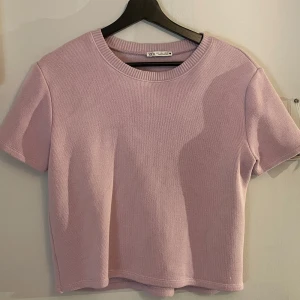 Stickad trekvarts tröja från Zara - Stickad trekvarts tröja från Zara, står storlek L men är som en xs/s!! Ljuslila!