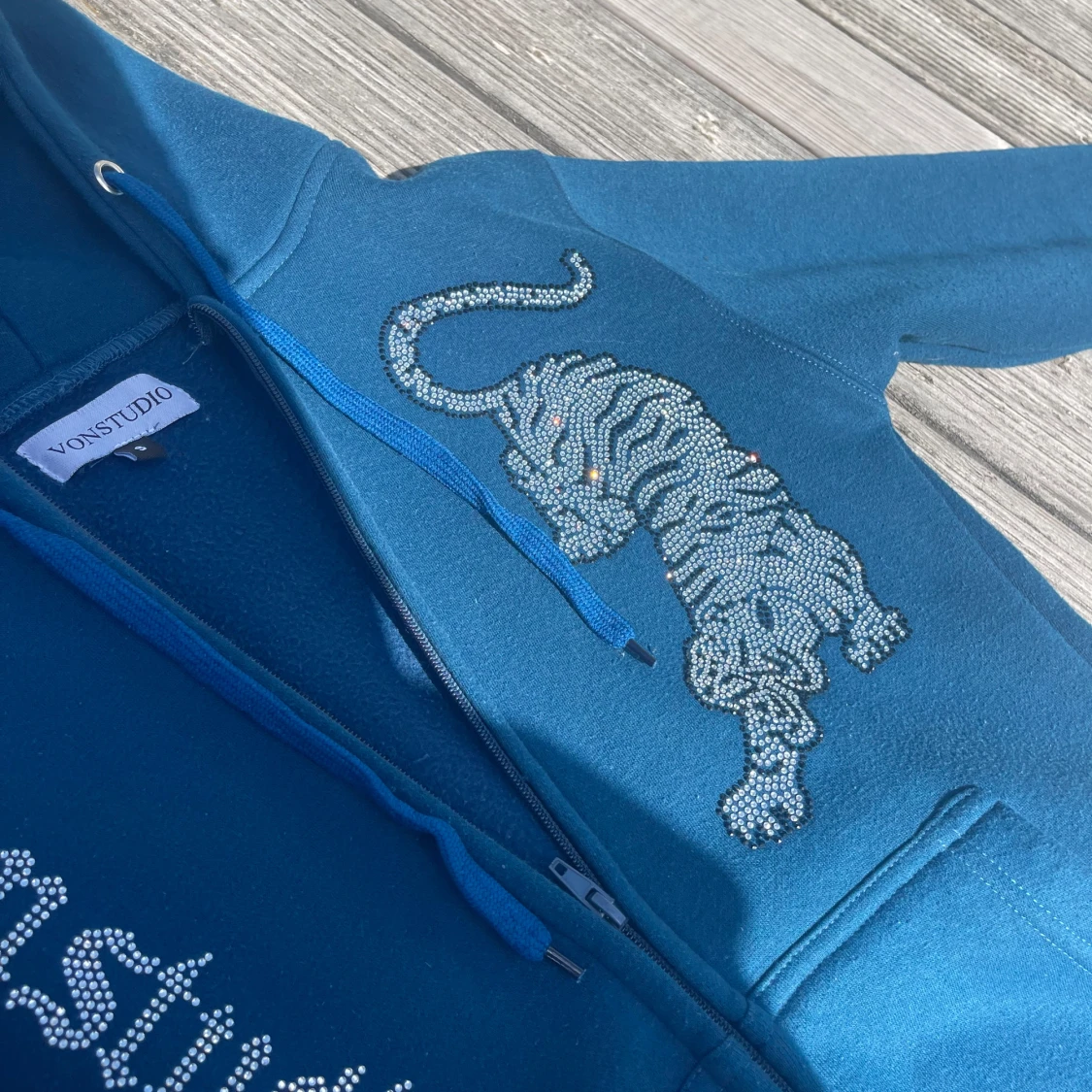 Blå hoodie med strasstiger från Vonstudio - 1