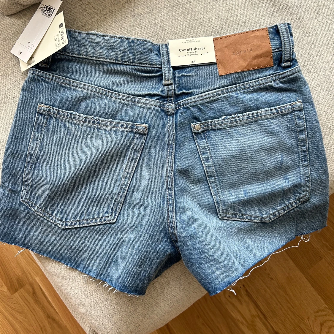 Blå jeansshorts från H&M - 1