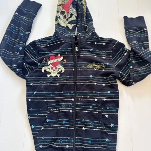 Ed hardy zip up hoodie - Skitsnygg vintage ed Hardy zip up hoodie i bra kvalitet. Storleken har svärtats bort men sitter snyggt oversize på mig som bär xs i toppar och är ≈173cm 