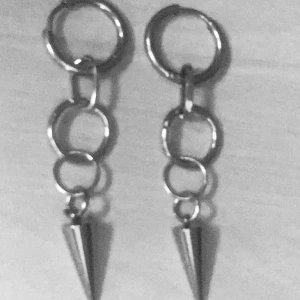 Silvriga örhängen med kedjor och spikes - Säljer ett par coola silvriga örhängen med kedjor av ringar och spetsiga spikes längst ner. Perfekta för dig som gillar edgy och unik stil. Passar till både streetwear och alternativa outfits.