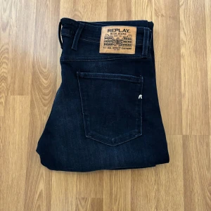 Replay Anbass mörkblå jeans - Snygga Replay Anbass jeans. Helt nya, alltså aldrig använda. Byxorna är snygga och är i ett skönt material. Hör gärna av er om ni är intresserade. Hör gärna av er för fler frågor eller annat.