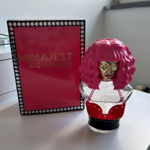 Minajesty parfym Nicki Minaj - Parfymflaska formad som Nicki Minaj, 100 ml. Nästan halva kvar. 