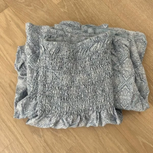 Lång kjol - Säljer min blåa långkjol som är sååå fin, säljer pga att den är för kort för mig🥲Stroleken är one size , ny pris 450 