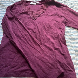 Vinröd långärmad topp med spets Gina Tricot - Fin röd tröja i storlek 146/152. Säljer pågrund av att den inte kommer till användning.