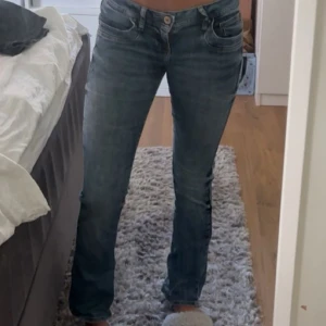 Lågmidjade jeans - Snygga Lågmidjade jeans!! Har använts ganska mycket så finns tecken på användning 💕