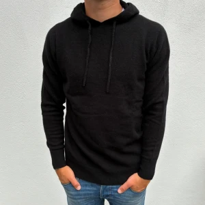 Kashmir/Merino hoodie - Svart Kashmir/Merino hoodie | Storlek M| Modellen är 177cm lång, passar något längre | Endast testad, Skick 10/10 | Hör av dig vid frågor🌟