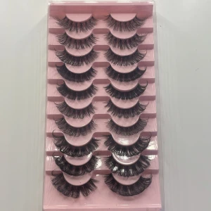 Flera par lösögonfransar i svart - Säljer ett set med 10 par dramatiska lösögonfransar i svart. Fransarna är täta och fluffiga med en snygg volym och längd och några andra e mer naturliga, perfekta för att skapa en intensiv blick. De kommer i en rosa förpackning och är lätta att applicera med franslim. Fransarna är i D curl och C curl🤍.