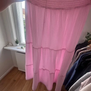 Ljusrosa långkjol med volanger - Superfin ljusrosa långkjol.Luftigt material och flowig passform som ger en romantisk vibe.