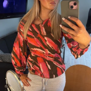 Blus - Blus/tröja. Vet inte vad det är för märke. Nästan helt oanvänd💞passar nån som har s-M skulle jag säga