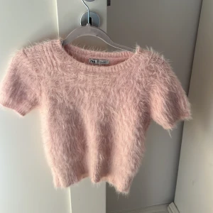 Fluffig rosa tröja från Zara - Supermjuk och fluffig rosa tröja från Zara med korta ärmar och rund hals. Knappt använd 💞