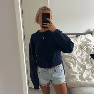 Stickad tröja  - Jätteskön mörkblå stickad tröja 