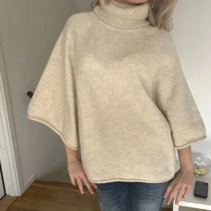 Stickad polotröja från zara - Skitsnygg eftertraktad polotröja från Zara🩷Säljer endast för bra pris därav det höga priset, lägg gärna prisförslag!!