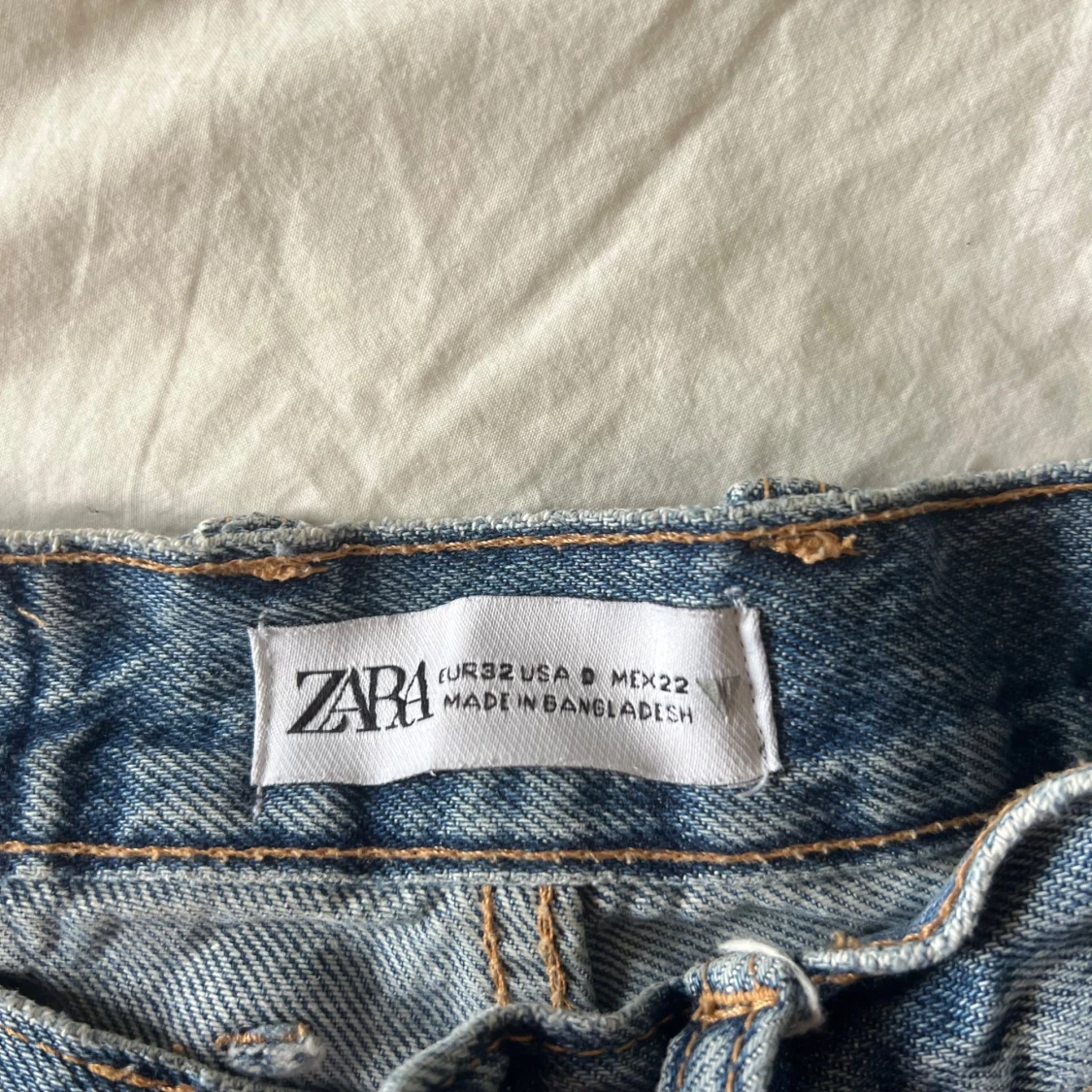 Blå slitna jeansshorts från Zara - 1