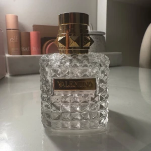 Valentino Donna Eau de Parfum 30ml - Lyxig parfym från Valentino, Donna Eau de Parfum, 30 ml. Har använt typ hälften av parfymen. Köpt för 900kr. vad den luktar, Toppnoter: Bergamott. Hjärtnoter: Iris Ros Basnoter: Läder Vanilj Patchouli💓Om ni tycker det är för dyrt ge prisförslag 