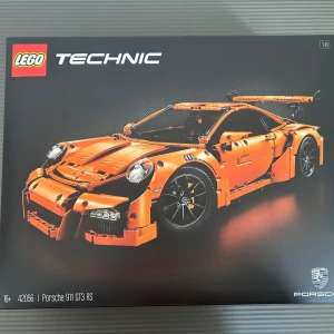 Porsche 911 GT3 RS (LEGO Technic 42056) - Bygg en ikonisk Porsche 911 GT3 RS med LEGO Technic! Denna detaljerade modell är perfekt för dig som älskar bilar, teknik och utmanande byggprojekt. Passar för dig som vill ha en cool prydnad eller gillar att meka med bilar i miniformat.