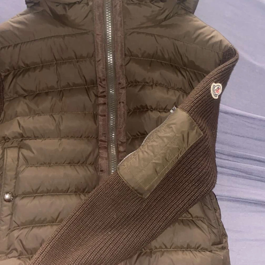 Brun Moncler dunjacka med stickade ärmar