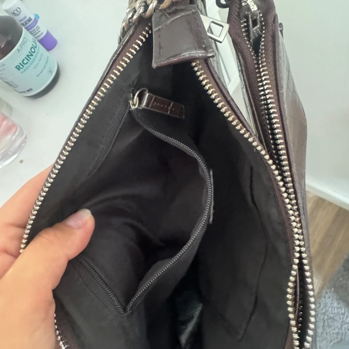 Brun axelväska med kedja och croc-mönster - 2